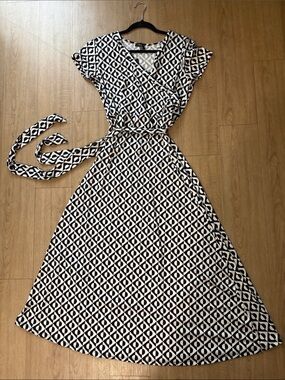 Lexington Avenue Black & White Geometric Wrap Maxi Dress with Tie Waist Size L